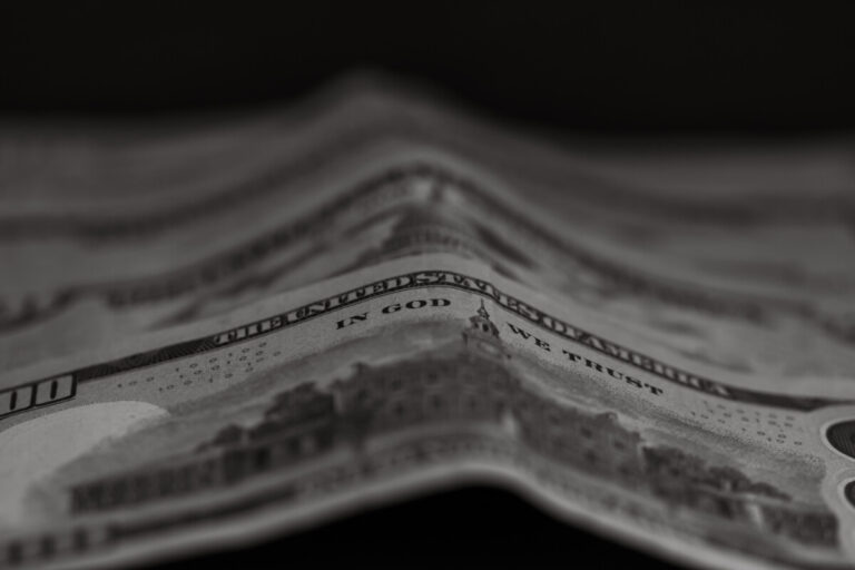 Доллар США — мировая валюта, лежащая в основе 80% сделок